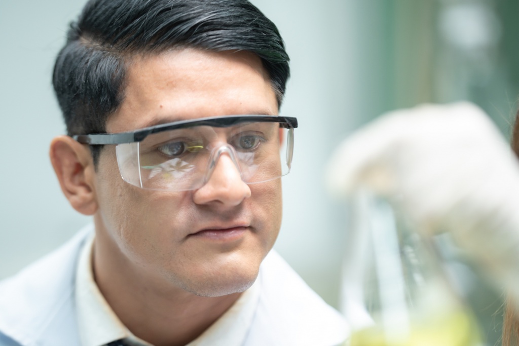 Acil Göz ve Emniyet Duşları Olmadan Güvenli Çalışma Mümkün mü?